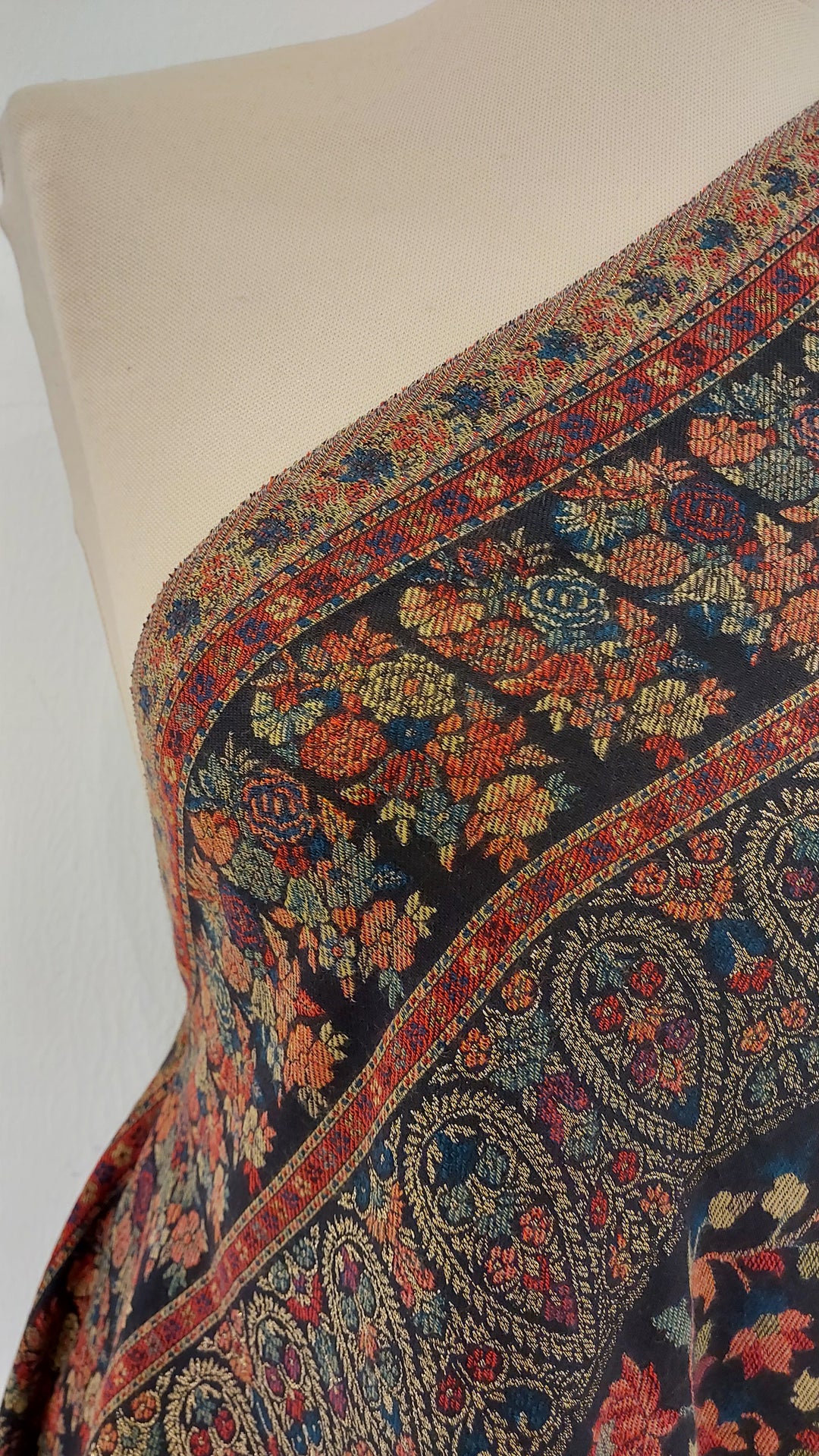 Bhoomi Black Cashmere Shawl |House Of Inaayat