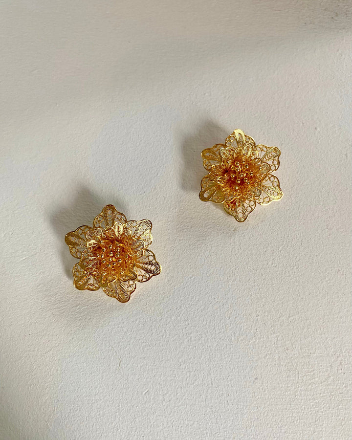 Gold Flower stud | Astha Jagwani