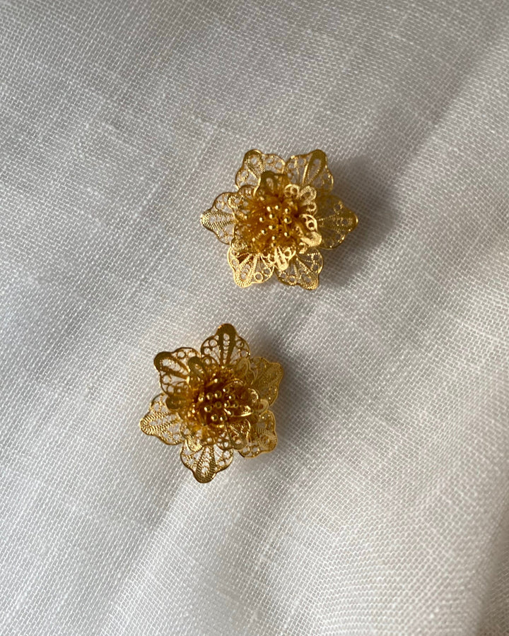 Gold Flower stud | Astha Jagwani