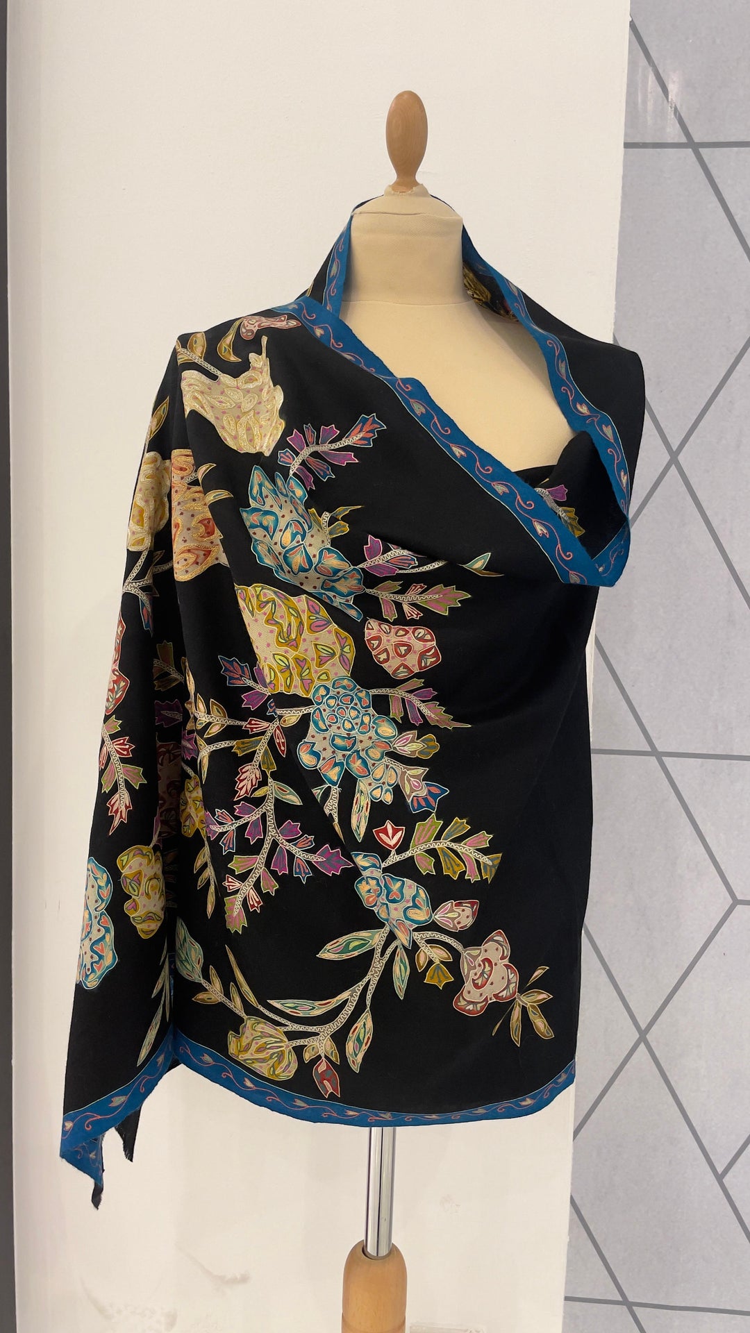 Shipra Black Kalamkari Pashmina Scarf | House of Inaayat