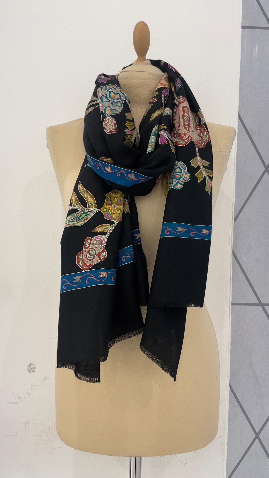 Shipra Black Kalamkari Pashmina Scarf | House of Inaayat
