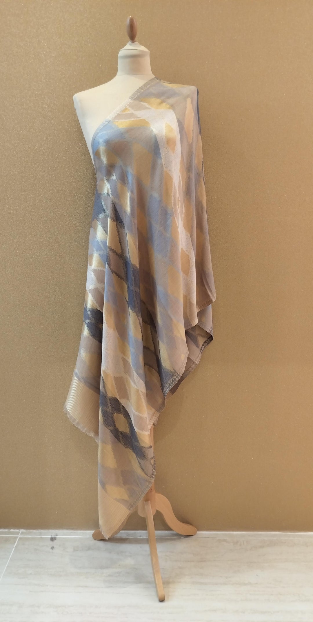Champagne and Silver Reversable Zari Scarf |House of Inaayat
