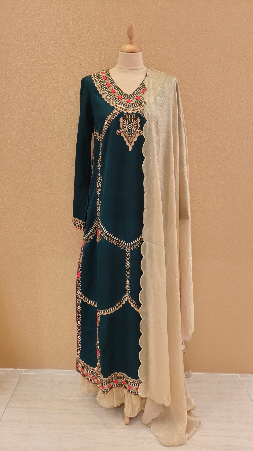 Dark Green Embroidered Kurti with Scalloped Dupatta| AURAROZE
